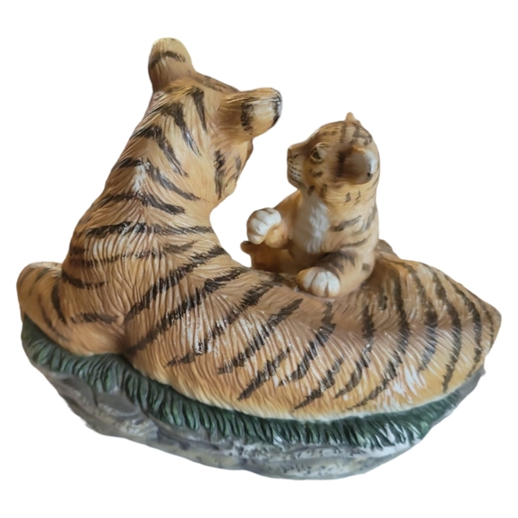 Vtg Bengal Tigress Mom Tiger Baby Cub Porcelain Figurine On Ceramic Rock Stone - Picture 3 of 6